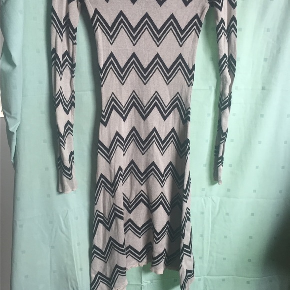 🍁3/$25 BCBG Max Azria chevron print dress - Picture 2 of 6